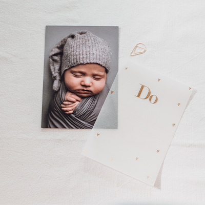 Geboortekaartje met foto gecombineerd met foliedruk en kalkpapier