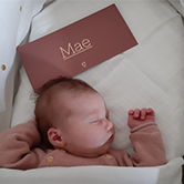 baby Mae met geboortekaartje